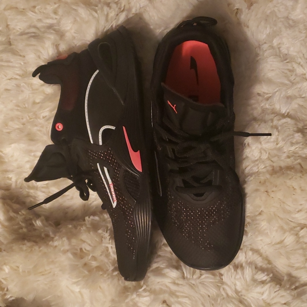 Puma Women's Crosstrainers like new!